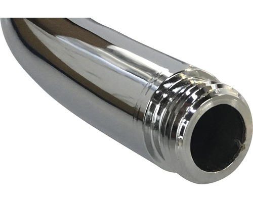 Detailaufnahme eines verchromten Wasserhahnauslaufs mit Gewinde