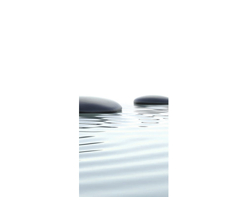 Zwei Steine ragen aus dem Wasser.