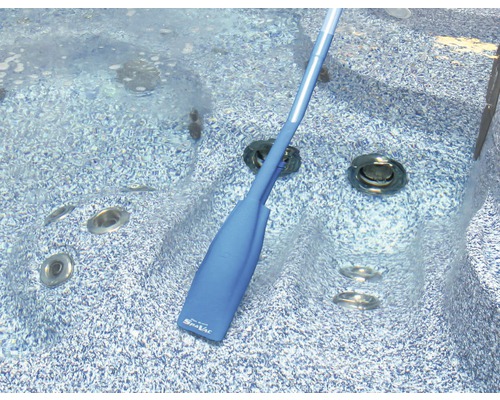 Spa-Reiniger im Whirlpool zur Reinigung des Beckens