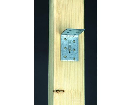 Winkelverbinder aus Metall an einem Holzpfosten befestigt
