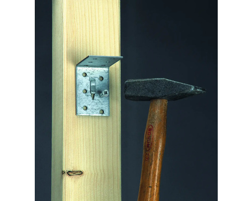 Winkelverbinder mit Schraube an Holz montiert, daneben ein Hammer
