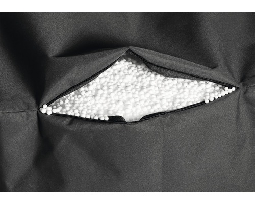 Detailansicht eines Sitzsacks mit geöffnetem Reißverschluss, gefüllt mit Styroporkugeln.