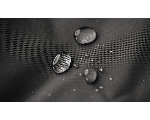 Nahaufnahme von Wassertropfen auf wasserabweisendem Gewebe