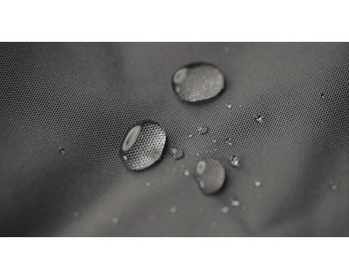 Nahaufnahme von Wassertropfen auf wasserabweisendem Gewebe