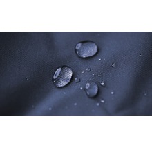 Nahaufnahme von Wassertropfen auf wasserabweisendem Stoff