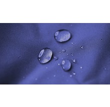 Nahaufnahme von Wassertropfen auf wasserabweisendem Gewebe
