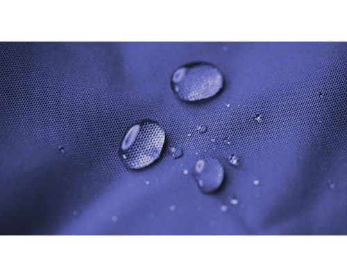 Nahaufnahme von Wassertropfen auf wasserabweisendem Gewebe