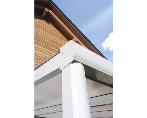 Detailansicht einer Terrassenüberdachung mit Pfosten und Dachkonstruktion