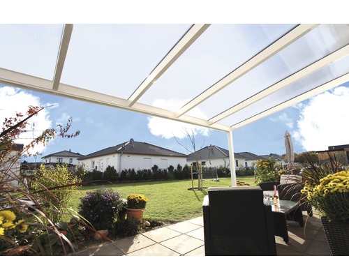 Terrassenüberdachung mit Gartenmöbeln und Blick in den Garten