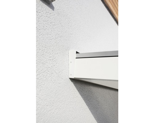 Detailansicht einer an einer Wand montierten Markise