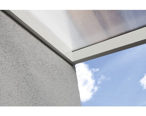 Detailansicht einer Terrassenüberdachung mit transparenten Kunststoffplatten und Rahmen