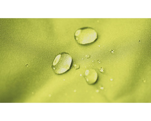 Nahaufnahme von Wassertropfen auf einem wasserabweisenden Stoff