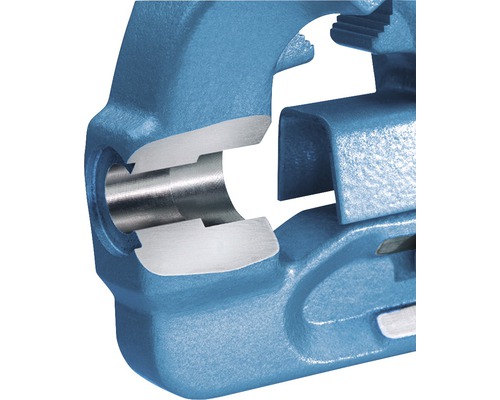 Detailansicht einer Rohrzange, die ein Metallrohr fixiert