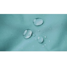Nahaufnahme von Wassertropfen auf wasserabweisendem Gewebe.