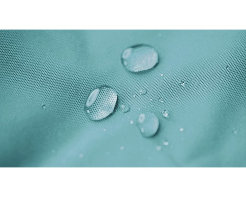 Nahaufnahme von Wassertropfen auf wasserabweisendem Gewebe.