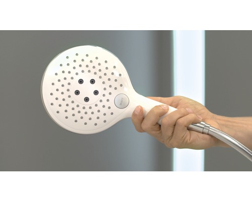Handbrause mit Brauseschlauch in der Hand