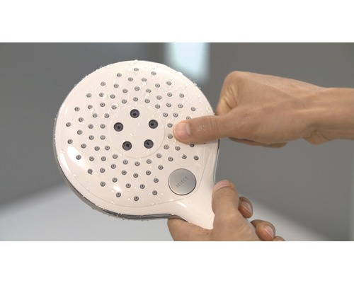 Handbrause mit verschiedenen Strahlarten wird von Hand eingestellt
