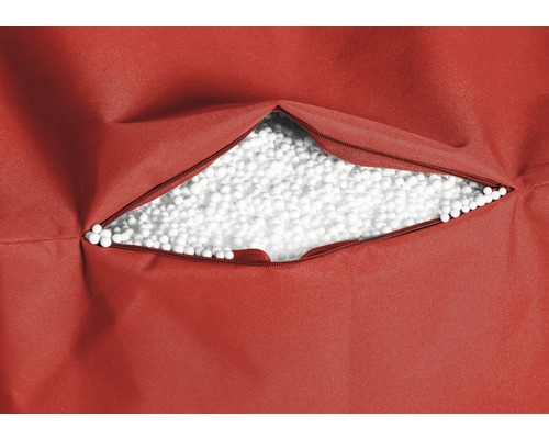 Nahaufnahme eines roten Sitzsacks mit geöffnetem Reißverschluss und Füllung aus weißen Polystyrolkugeln