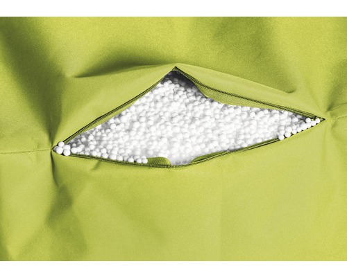 Grüner Sitzsack mit offenem Reißverschluss und Füllung aus weißen Polystyrolkugeln