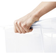 Hand hält transparente Aufbewahrungsbox