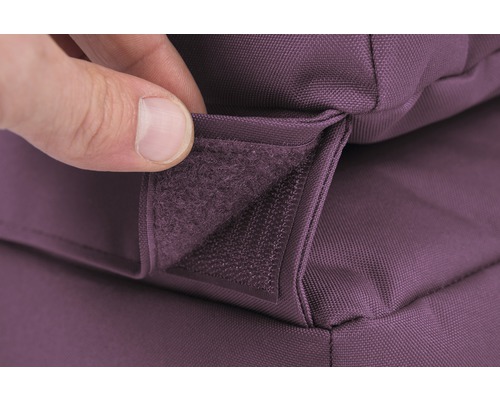 Nahaufnahme eines violetten Gartenmöbelkissens mit Klettverschluss