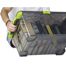 Eine gefüllte Aufbewahrungsbox wird von einer Person gehalten.