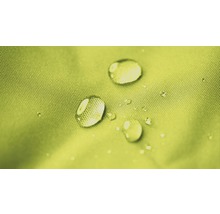 Nahaufnahme von Wassertropfen auf wasserabweisendem Gewebe