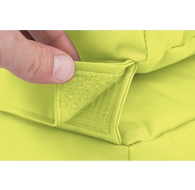 Detailaufnahme eines grünen Outdoor-Kissens mit Klettverschluss