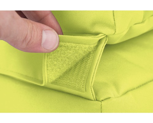 Detailaufnahme eines grünen Outdoor-Kissens mit Klettverschluss