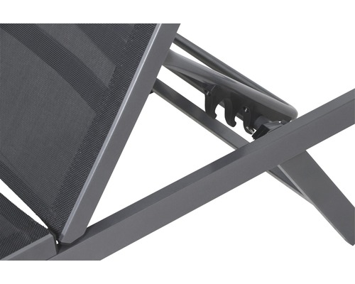 Detailansicht einer verstellbaren Gartenliege aus Aluminium und Textilgewebe