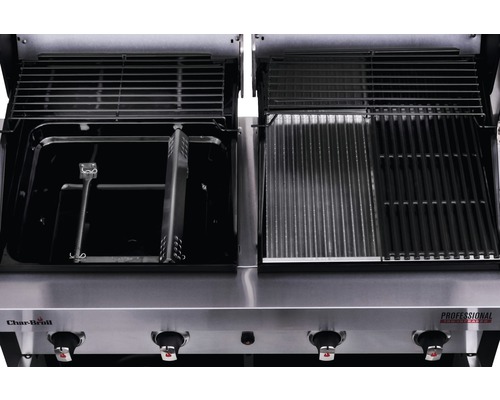 Innenraum eines offenen Grills mit Grillrosten und Char-Broil Logo