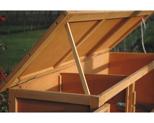 Geöffnete Holz Gartenbox zur Aufbewahrung von Gartengeräten