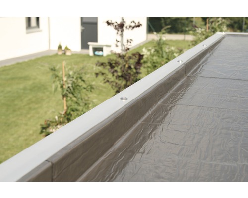 Detailansicht einer Flachdachabdichtung mit Dachrandprofil