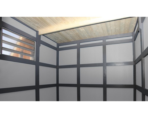 Innenansicht eines Raumes mit Holzdecke, Fenster und Wandverkleidung