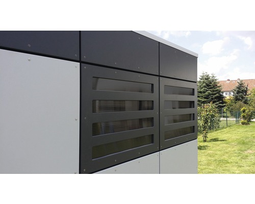 Gartenhauswand mit Fensterelementen