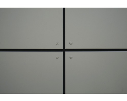 Fassade mit Montageplatten und Schrauben