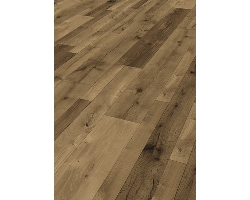 Verlegter Laminatboden mit Holzoptik.