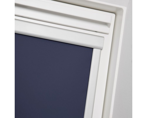 Detailansicht eines Dachfensters mit Verdunkelungsrollo