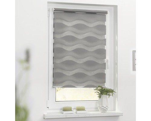 Graues Doppelrollo im Fenster zur Lichtsteuerung und Dekoration