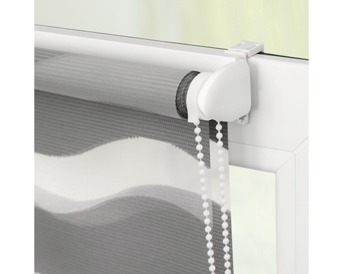 Doppelrollo am Fenster mit Kettenzug