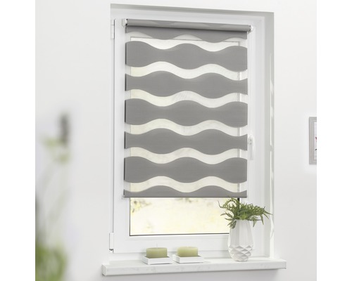 Fenster mit grau-weißem Doppelrollo mit Wellenmuster