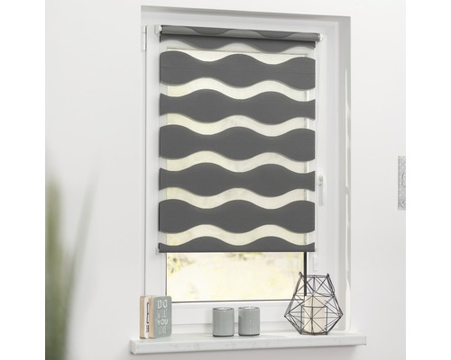 Fenster mit grauem Doppelrollo mit Wellenmuster