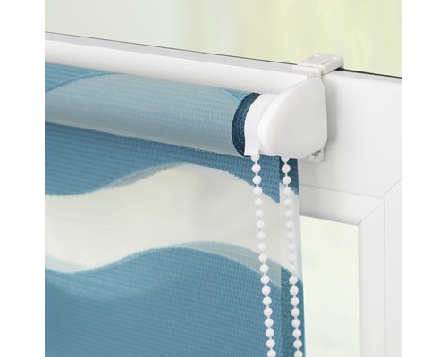 Fensterrollo mit blau-weißem Wellenmuster und Kettenzug