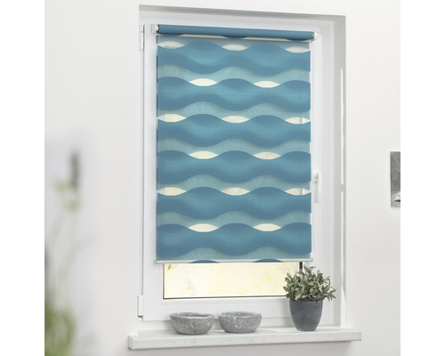 Fenster mit blau gemusterter Fensterrollo