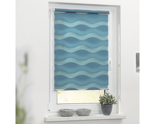 Fenster mit blauem Doppelrollo im Wellendesign zur Lichtregulierung