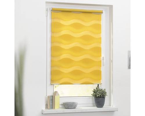 Gelbes Doppelrollo am Fenster zur Lichtregulierung und Dekoration