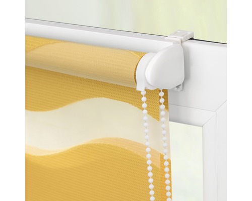Gelb-gestreiftes Doppelrollo am Fenster mit Kettenzug