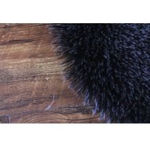 Nahaufnahme eines Teils eines Teppichs mit langem Flor auf Holzboden