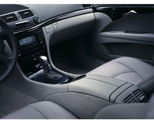 Innenraum eines Autos mit Sitzen, Armaturenbrett und Mittelkonsole