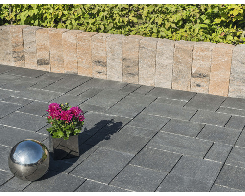 Gartenanlage mit Pflastersteinen, Beeteinfassung und Dekoration